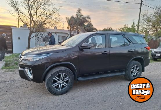 Camionetas - Toyota Hilux SW4 SR 2.8 2018 Diesel 60000Km - En Venta