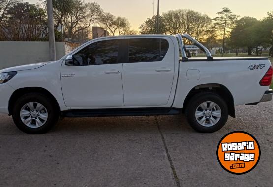 Camionetas - Toyota Hilux SRV 2019 Diesel 77000Km - En Venta