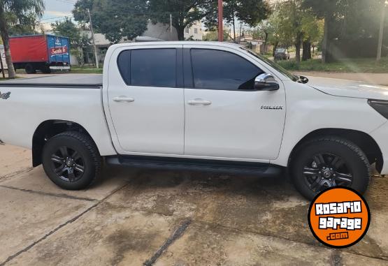 Camionetas - Toyota HILUX SRV 4X4 2.8 2023 Diesel 18500Km - En Venta