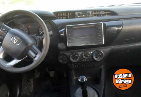 Camionetas - Toyota HILUX - 2.4 D/C DX 4 X 4 2017 Diesel 235000Km - En Venta