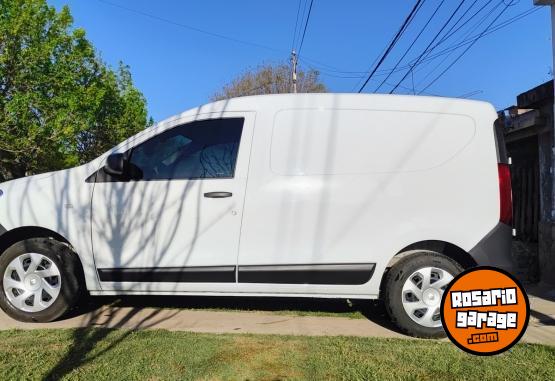 Utilitarios - Renault Kangoo 2023 Nafta 12000Km - En Venta