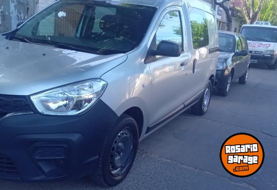 Utilitarios - Renault kangoo confort 5 asientos 2018 Nafta 140000Km - En Venta