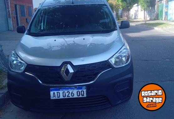 Utilitarios - Renault kangoo confort 5 asientos 2018 Nafta 140000Km - En Venta