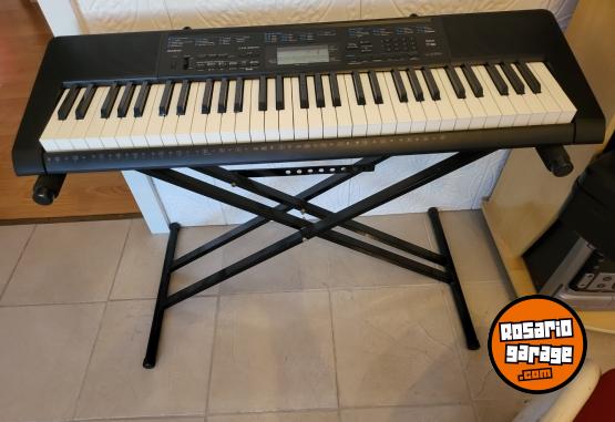 Instrumentos Musicales - Vendo teclado CASIO. Con FUNDA Y PIE PORTATIL. - En Venta