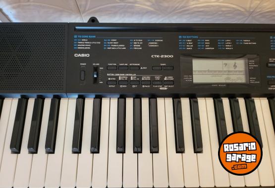 Instrumentos Musicales - Vendo teclado CASIO. Con FUNDA Y PIE PORTATIL. - En Venta