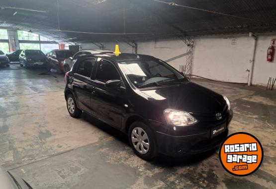 Autos - Toyota Etios 2015 Nafta 80000Km - En Venta