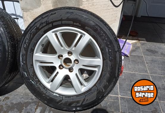 Accesorios para Autos - Vendo juego de llantas Amarok con cubiertas - En Venta