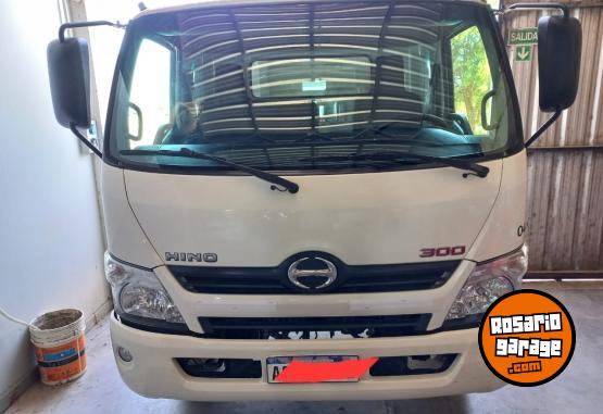 Camiones y Gras - Camin Toyota Hino 300 816 (67.000 kms) - En Venta