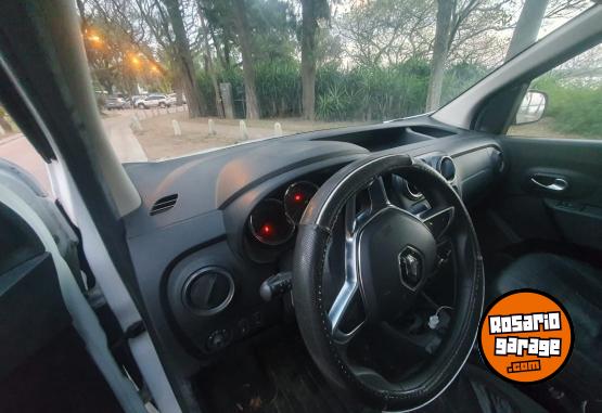 Utilitarios - Renault Kangoo Confort 5As. 114 2020 Nafta 72000Km - En Venta