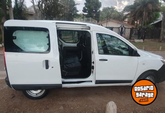 Utilitarios - Renault Kangoo Confort 5As. 114 2020 Nafta 72000Km - En Venta