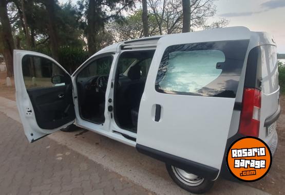 Utilitarios - Renault Kangoo Confort 5As. 114 2020 Nafta 72000Km - En Venta