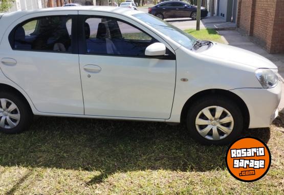 Autos - Toyota Etios xs 2014 Nafta 138100Km - En Venta