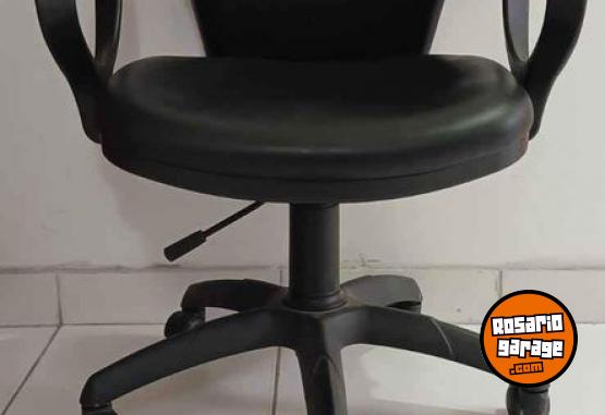 Hogar - Silla de oficina negra beta impecable - En Venta