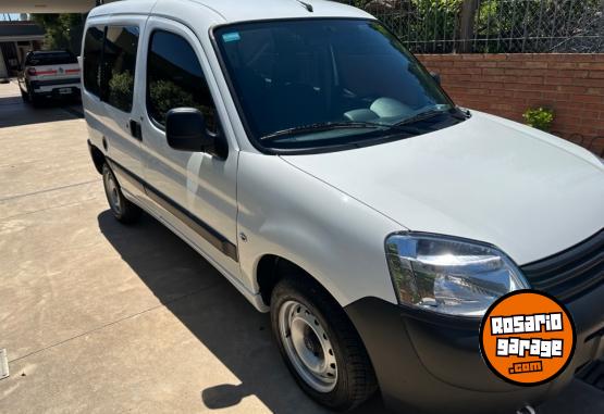 Utilitarios - Citroen Berlingo 5 asientos 3 p. 2023 Diesel 22856Km - En Venta