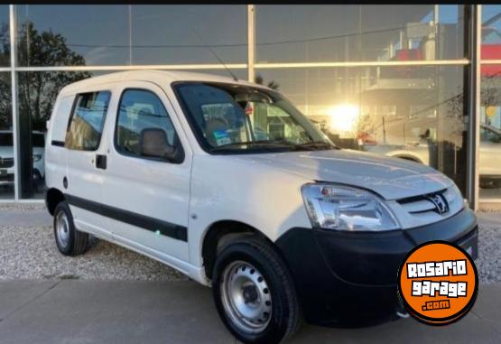 Utilitarios - Peugeot Partner Furgon vidriado 2016 Nafta 47000Km - En Venta