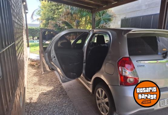 Autos - Toyota Etios Hutchback 2017 Nafta 56400Km - En Venta