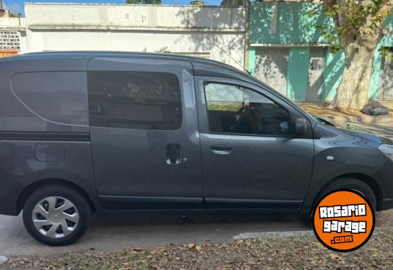 Utilitarios - Renault Kangoo 2023 Nafta 24000Km - En Venta