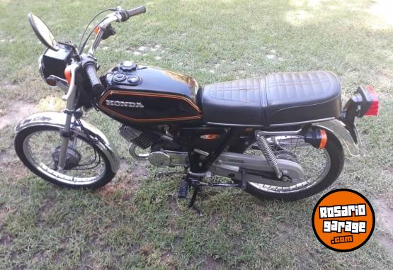 Clsicos - HONDA MB 100  DE LUJO TITULAR  U$S 2.500 SE VENDE POR NO USARLA  PODRIA ACEPTAR ALGUNA PERMUTA DE VEHICULO ANTIGUO SOLO DE TITULAR Y SE VENDE SOLO TRANSFERIDA ( SE ENCUENTRA EN UN PUEBLO DISTANTE A 25 KM DE ROSARIO ) - En Venta