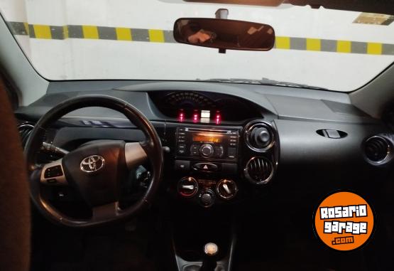 Autos - Toyota Etios 2014 Nafta 107000Km - En Venta