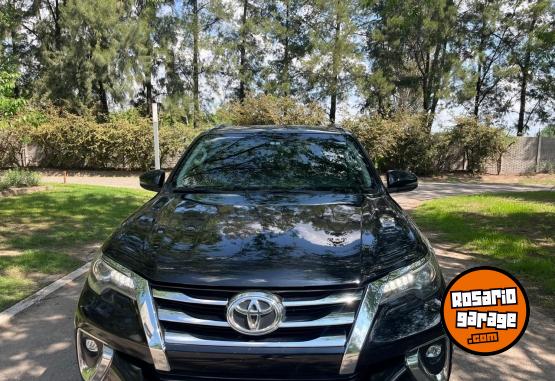 Camionetas - Toyota Hilux SW4 SRX AT 7A 2018 Diesel 183000Km - En Venta