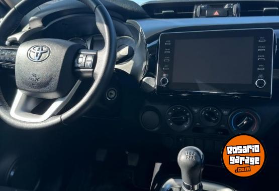 Camionetas - Toyota Hilux SR 2022 Diesel 38000Km - En Venta