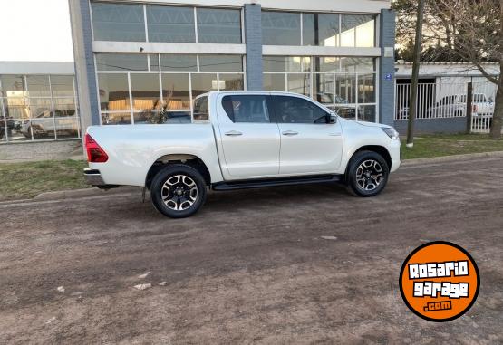 Camionetas - Toyota Hilux SRX 2021 Diesel 76000Km - En Venta