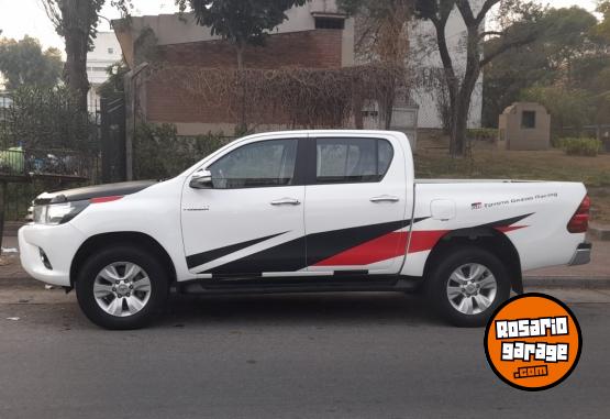 Camionetas - Toyota HILUX 4X2 D/C SRV 2.8 TDI 2017 Diesel 95000Km - En Venta