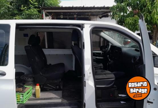 Utilitarios - Mercedes Benz Vito Mixta. 2017 Diesel 40500Km - En Venta