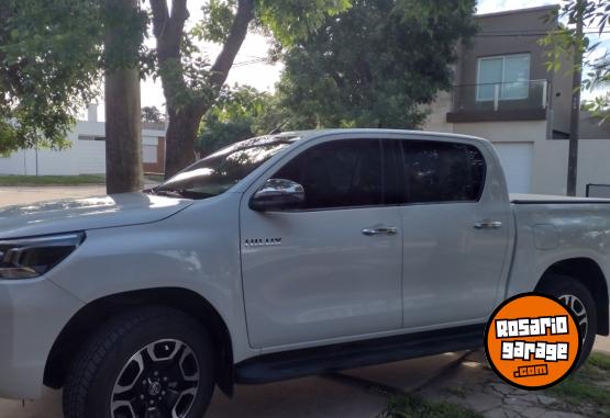 Camionetas - Toyota Hilux SRX 2023 Diesel 23800Km - En Venta