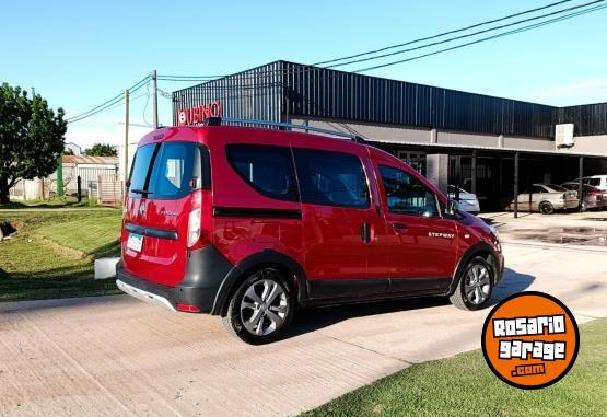 Utilitarios - Renault Kangoo Stepway 1.5 DCI 2023 Diesel 26000Km - En Venta