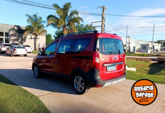 Utilitarios - Renault Kangoo Stepway 1.5 DCI 2023 Diesel 26000Km - En Venta