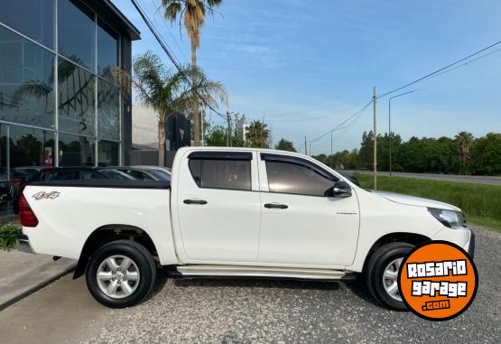 Camionetas - Toyota Hilux DX 2.4 4x4 2017 Diesel 150000Km - En Venta