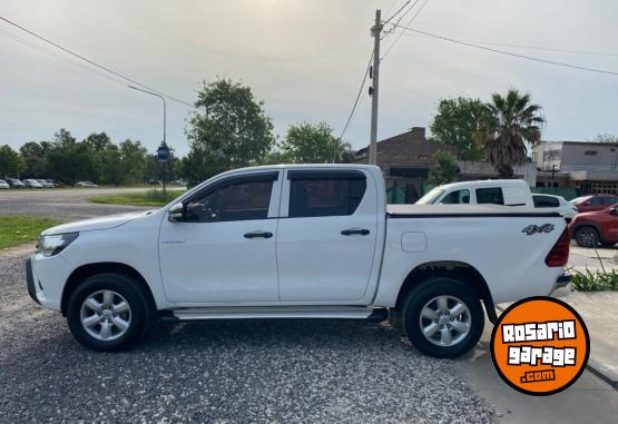 Camionetas - Toyota Hilux DX 2.4 4x4 2017 Diesel 150000Km - En Venta