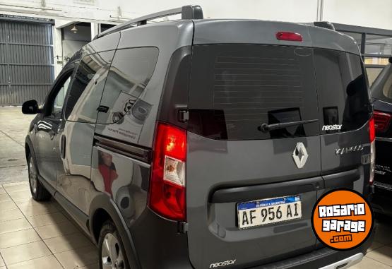 Utilitarios - Renault Kangoo Stepway SCE 2023 Nafta 27000Km - En Venta