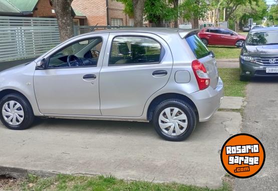 Autos - Toyota Etios x 2020 Nafta 75000Km - En Venta