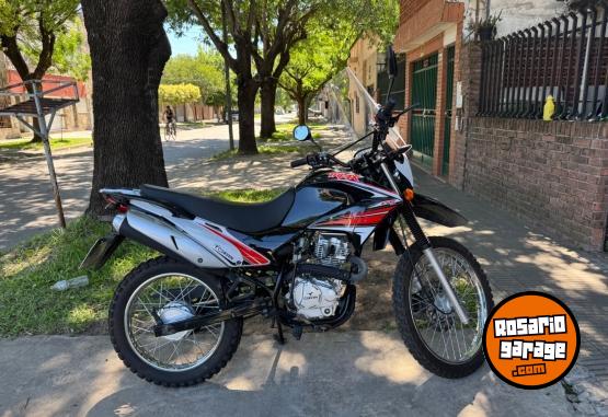 Motos - Corven TRIAX 150 2023 Nafta 3000Km - En Venta