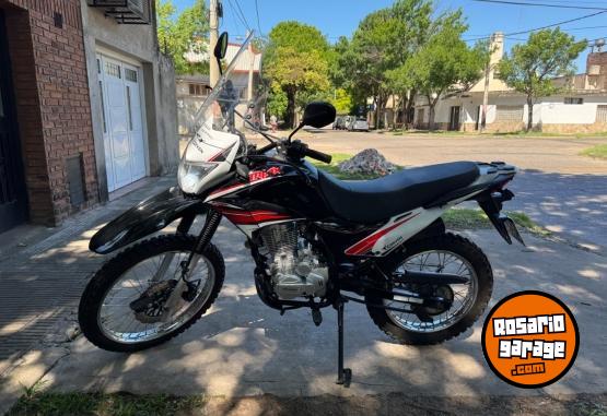 Motos - Corven TRIAX 150 2023 Nafta 3000Km - En Venta