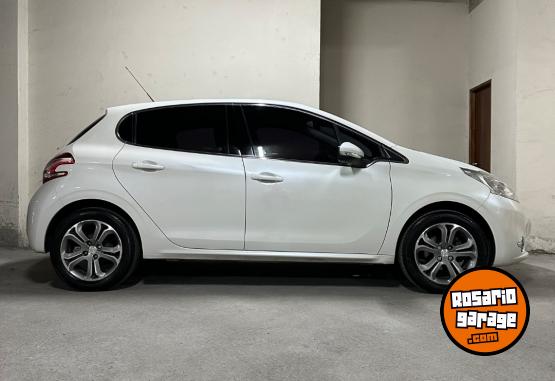 Autos - Peugeot 208 2015 Nafta 156000Km - En Venta