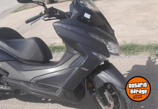 Motos - Kymco Xtown 250 2019 Nafta 17500Km - En Venta