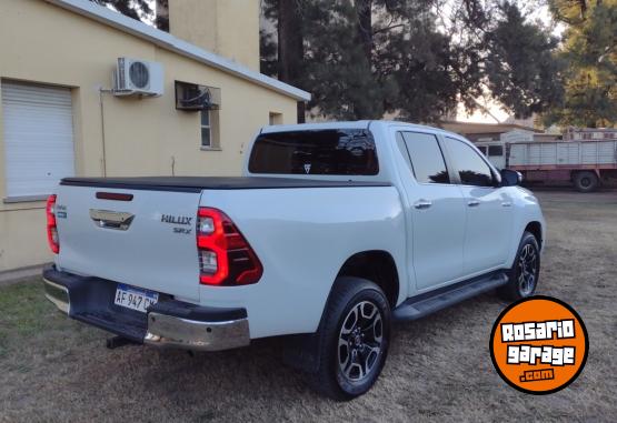 Camionetas - Toyota Hilux SRX 2023 Diesel 24200Km - En Venta