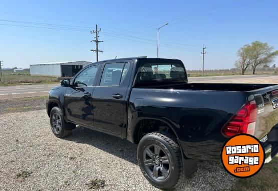 Camionetas - Toyota HILUX SR MT 2.4   4X2 2023 Diesel 350Km - En Venta