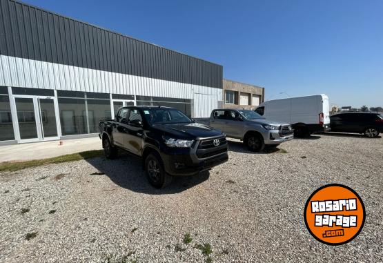 Camionetas - Toyota HILUX SR MT 2.4   4X2 2023 Diesel 350Km - En Venta