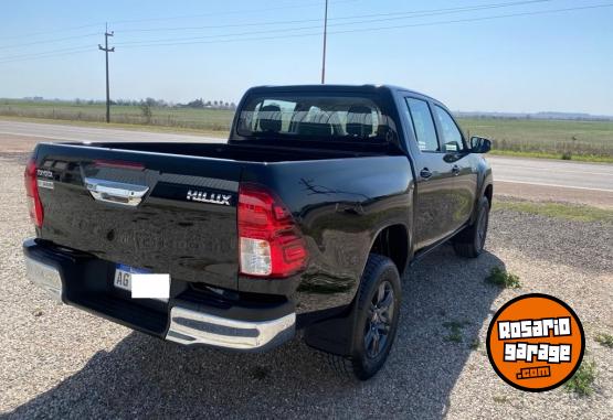 Camionetas - Toyota HILUX SR MT 2.4   4X2 2023 Diesel 350Km - En Venta