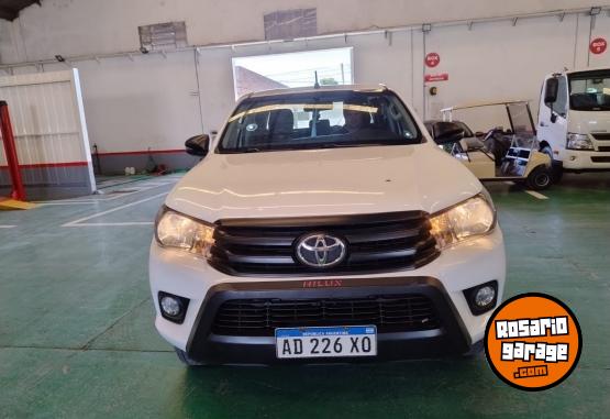 Camionetas - Toyota Hilux SR V 2018 Diesel 140000Km - En Venta