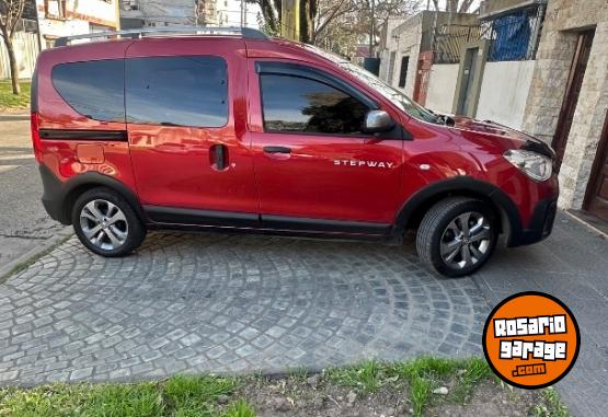 Utilitarios - Renault Kangoo 2023 Diesel 8500Km - En Venta