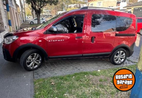 Utilitarios - Renault Kangoo 2023 Diesel 8500Km - En Venta