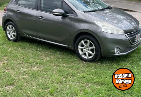 Autos - Peugeot 208 Allure touchscreen 2014 Nafta 130000Km - En Venta