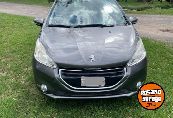 Autos - Peugeot 208 Allure touchscreen 2014 Nafta 130000Km - En Venta