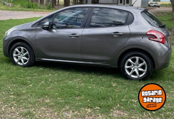 Autos - Peugeot 208 Allure touchscreen 2014 Nafta 130000Km - En Venta