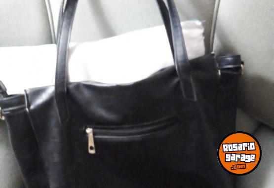 Indumentaria - SE VENDE DOS CARTERAS DE CUERO NEGRO - En Venta